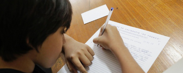 Não acabem com a caligrafia: escrever à mão desenvolve o cérebro